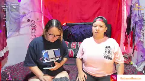 Snapshot of katieeandsharon chatting on October 20, 2025, 1:11 pm SHARON KATIEE online show from October 20, 2025, 1:11 pm