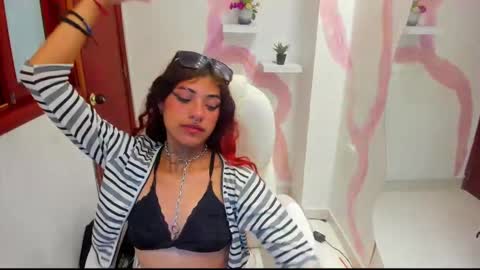 Snapshot of katierouge chatting on December 6, 2024, 6:37 am Katie online show from December 6, 2024, 6:37 am