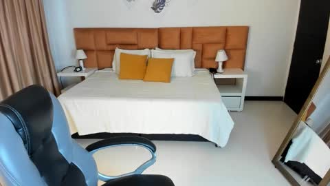 Snapshot of katnia_and_marcuz chatting on October 5, 2025, 11:41 am Katnia and Marcuz online show from October 5, 2025, 11:41 am