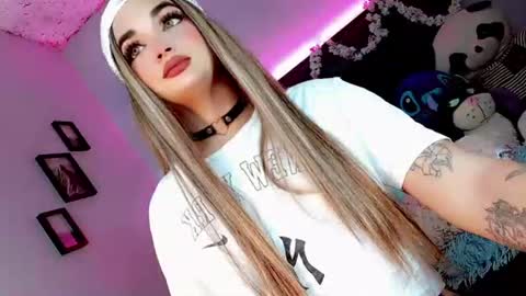 kattie_sweet_ online show from November 11, 2025, 8:20 pm