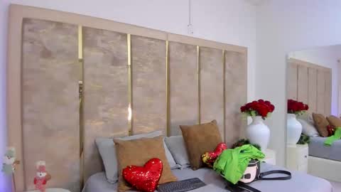 KattyaRogers online show from December 22, 2025, 7:33 pm