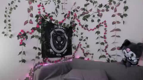 Mia online show from October 4, 2025, 7:06 am