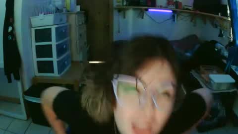 kawaiicvnt420 online show from November 18, 2025, 3:16 pm