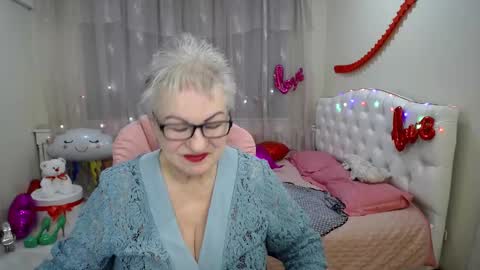 kaylesmoll online show from February 18, 2025, 8:03 pm
