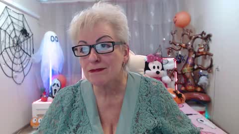 kaylesmoll online show from October 31, 2025, 7:37 pm