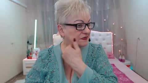 kaylesmoll online show from November 12, 2025, 7:57 pm