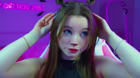 Keira online show from October 23, 2025, 6:28 pm