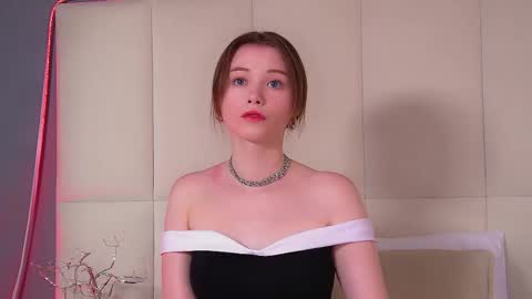 Keira online show from November 7, 2025, 6:30 pm