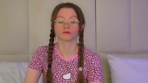 Keira online show from November 26, 2025, 6:09 pm