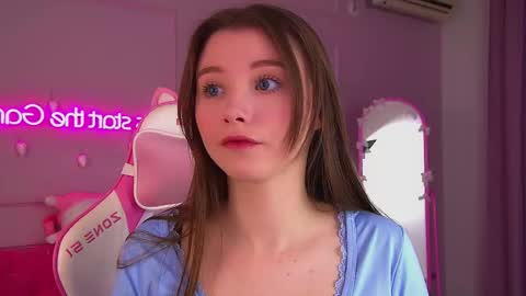 Keira online show from December 2, 2025, 6:14 pm