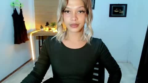 kendra_lunaxx online show from May 18, 2026, 9:48 am