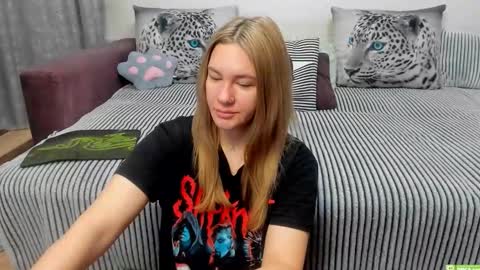 Snapshot of kendra_xx_ chatting on November 15, 2025, 11:43 pm Kendra online show from November 15, 2025, 11:43 pm