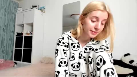 Snapshot of kenziedawton chatting on January 13, 2025, 5:01 am Kenzie online show from January 13, 2025, 5:01 am