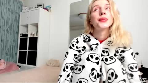 Snapshot of kenziedawton chatting on February 9, 2025, 5:08 am Kenzie online show from February 9, 2025, 5:08 am