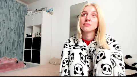 Snapshot of kenziedawton chatting on February 27, 2025, 5:02 am Kenzie online show from February 27, 2025, 5:02 am