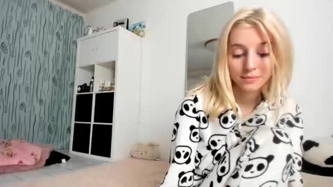 Snapshot of kenziedawton chatting on October 6, 2025, 8:06 pm Kenzie online show from October 6, 2025, 8:06 pm