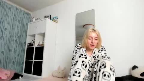 Snapshot of kenziedawton chatting on October 9, 2025, 6:11 am Kenzie online show from October 9, 2025, 6:11 am