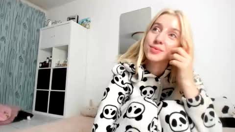 Snapshot of kenziedawton chatting on October 10, 2025, 6:01 am Kenzie online show from October 10, 2025, 6:01 am