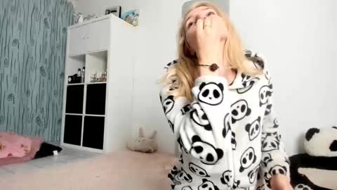 Snapshot of kenziedawton chatting on October 11, 2025, 6:12 am Kenzie online show from October 11, 2025, 6:12 am