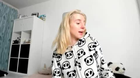 Snapshot of kenziedawton chatting on October 12, 2025, 6:34 am Kenzie online show from October 12, 2025, 6:34 am