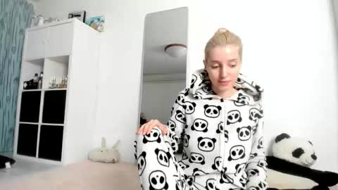 Snapshot of kenziedawton chatting on October 13, 2025, 6:24 am Kenzie online show from October 13, 2025, 6:24 am