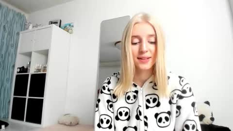 Snapshot of kenziedawton chatting on October 22, 2025, 3:18 am Kenzie online show from October 22, 2025, 3:18 am