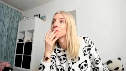 Snapshot of kenziedawton chatting on October 24, 2025, 3:36 am Kenzie online show from October 24, 2025, 3:36 am