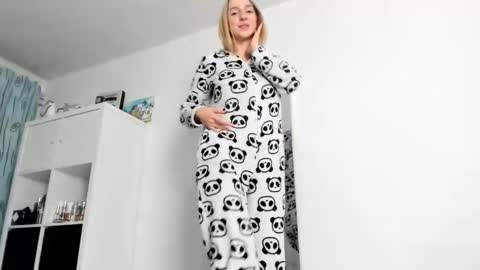 Snapshot of kenziedawton chatting on October 25, 2025, 3:47 am Kenzie online show from October 25, 2025, 3:47 am