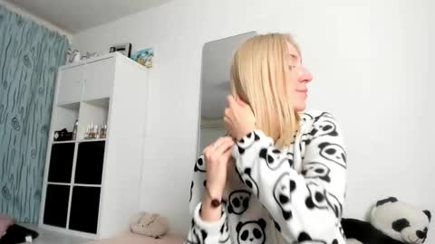 Snapshot of kenziedawton chatting on October 25, 2025, 6:02 pm Kenzie online show from October 25, 2025, 6:02 pm