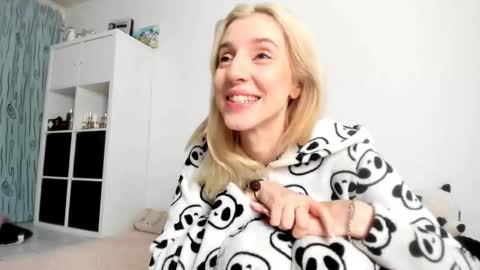 Snapshot of kenziedawton chatting on November 6, 2025, 4:46 am Kenzie online show from November 6, 2025, 4:46 am