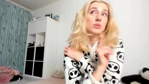 Snapshot of kenziedawton chatting on November 8, 2025, 4:56 am Kenzie online show from November 8, 2025, 4:56 am