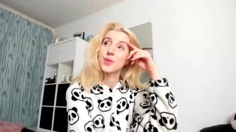 Snapshot of kenziedawton chatting on November 10, 2025, 4:44 am Kenzie online show from November 10, 2025, 4:44 am