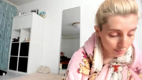 Snapshot of kenziedawton chatting on November 16, 2025, 2:33 pm Kenzie online show from November 16, 2025, 2:33 pm