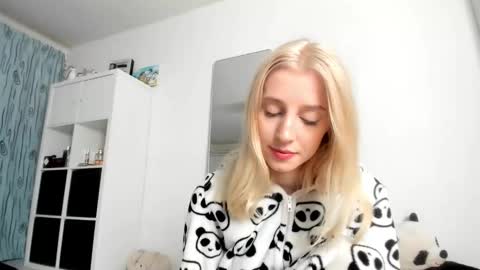 Snapshot of kenziedawton chatting on November 22, 2025, 4:33 am Kenzie online show from November 22, 2025, 4:33 am