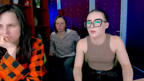 keuli_li online show from February 18, 2026, 7:43 pm