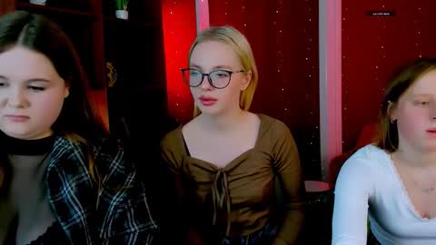 keuli_li online show from February 23, 2026, 7:44 pm