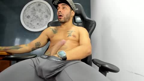 Snapshot of kevin_bronx chatting on February 26, 2025, 10:42 pm Kevin online show from February 26, 2025, 10:42 pm