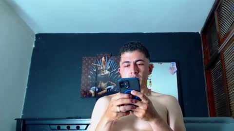 Snapshot of kevin_marlon chatting on December 12, 2024, 4:26 am Kevin y marlon online show from December 12, 2024, 4:26 am