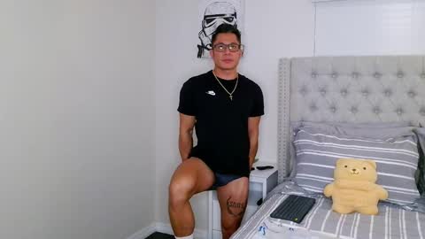 Snapshot of kevinkham chatting on October 16, 2025, 12:11 am kevinkham online show from October 16, 2025, 12:11 am