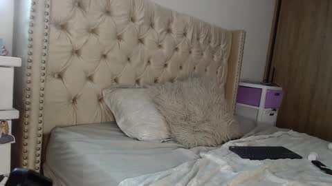 Snapshot of khloe33 chatting on February 21, 2025, 7:01 am khloe33 online show from February 21, 2025, 7:01 am