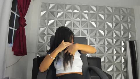 Snapshot of khloe_houston chatting on December 18, 2024, 1:12 pm Khloe online show from December 18, 2024, 1:12 pm