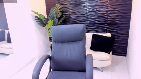 Snapshot of khloe_houston chatting on February 4, 2025, 11:06 pm Khloe online show from February 4, 2025, 11:06 pm