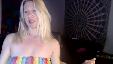 KELLYWILDNNOUT online show from April 1, 2026, 12:39 pm