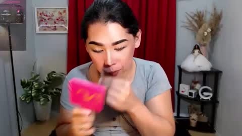 Im Mia online show from November 13, 2025, 6:56 am