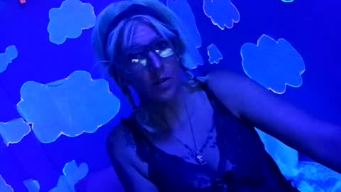 kikilovespartylights online show from August 2, 2026, 11:41 am