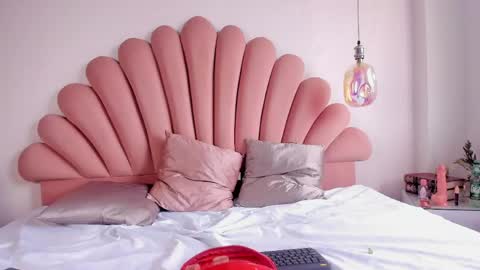 Kiki Moon online show from May 25, 2026, 8:37 pm