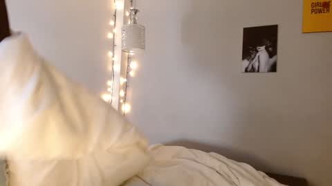 Snapshot of kimandyuk chatting on December 7, 2024, 3:30 pm Kim  Yuk online show from December 7, 2024, 3:30 pm