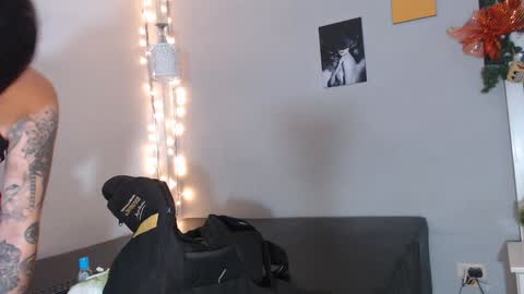 Snapshot of kimandyuk chatting on December 18, 2024, 2:10 am Kim  Yuk online show from December 18, 2024, 2:10 am