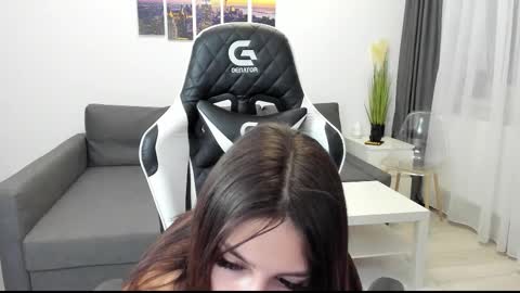 kimi_ivy online show from October 19, 2025, 4:24 am