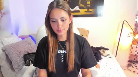 kimmberly_saenz_ online show from September 19, 2025, 9:04 pm